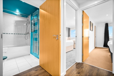 Luxe Two Bed Apartment - City Centre - Balcony & Parking