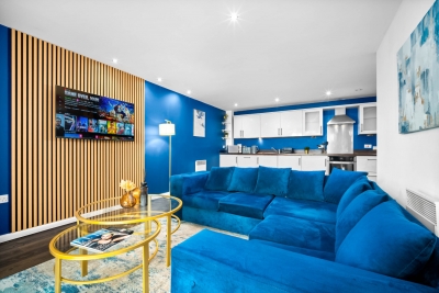 Luxe Two Bed Apartment - City Centre - Balcony & Parking