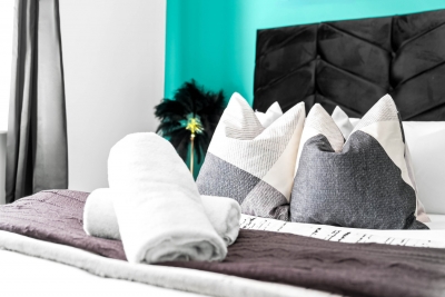 Luxe Two Bed Apartment - City Centre - Balcony & Parking