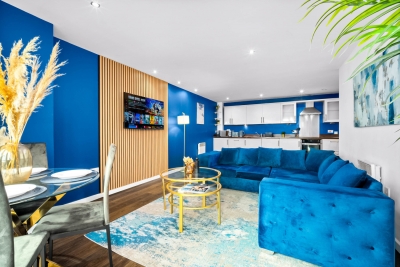 Luxe Two Bed Apartment - City Centre - Balcony & Parking
