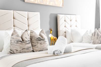 Luxe Two Bed Apartment - City Centre - Balcony & Parking