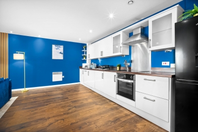 Luxe Two Bed Apartment - City Centre - Balcony & Parking