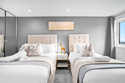 Luxe Two Bed Apartment - City Centre - Balcony & Parking