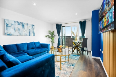 Luxe Two Bed Apartment - City Centre - Balcony & Parking