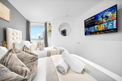 Luxe Two Bed Apartment - City Centre - Balcony & Parking