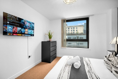 Luxe Apartment - City Centre - Balcony & Parking