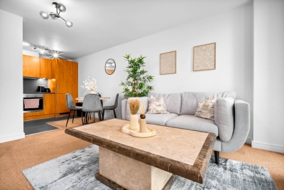 Luxe Apartment - City Centre - Balcony & Parking