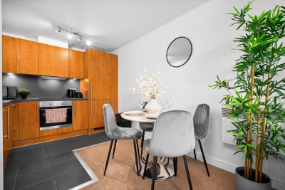 Luxe Apartment - City Centre - Balcony & Parking