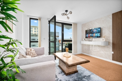 Luxe Apartment - City Centre - Balcony & Parking