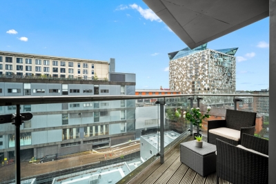 Luxe Apartment - City Centre - Balcony & Parking