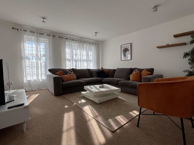 3‑Bed, 3 En‑Suite Home | Parking & Fast WiFi