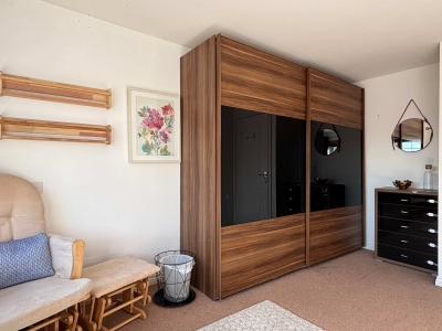 3‑Bed, 3 En‑Suite Home | Parking & Fast WiFi