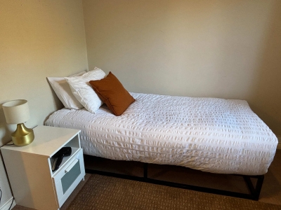 3‑Bed, 3 En‑Suite Home | Parking & Fast WiFi