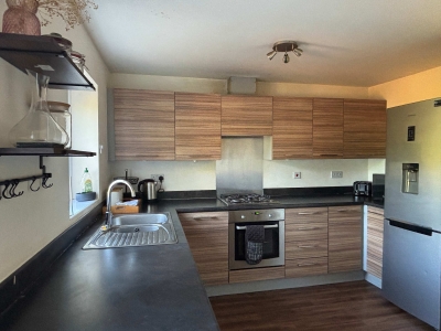 3‑Bed, 3 En‑Suite Home | Parking & Fast WiFi