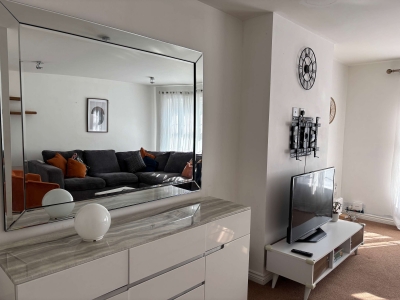 3‑Bed, 3 En‑Suite Home | Parking & Fast WiFi