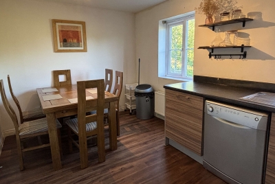 3‑Bed, 3 En‑Suite Home | Parking & Fast WiFi