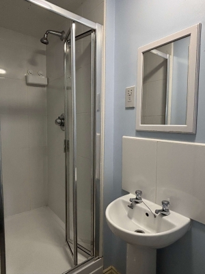 3‑Bed, 3 En‑Suite Home | Parking & Fast WiFi
