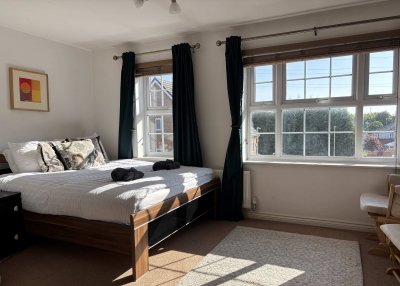 3‑Bed, 3 En‑Suite Home | Parking & Fast WiFi