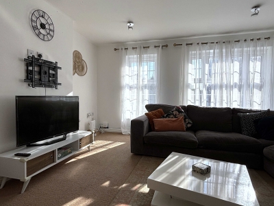3‑Bed, 3 En‑Suite Home | Parking & Fast WiFi