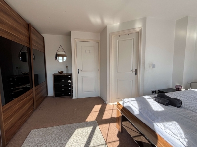 3‑Bed, 3 En‑Suite Home | Parking & Fast WiFi
