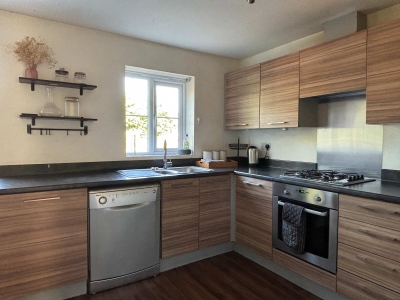 3‑Bed, 3 En‑Suite Home | Parking & Fast WiFi