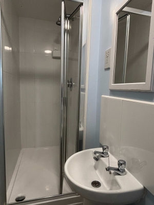 3‑Bed, 3 En‑Suite Home | Parking & Fast WiFi