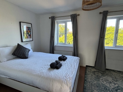 3‑Bed, 3 En‑Suite Home | Parking & Fast WiFi