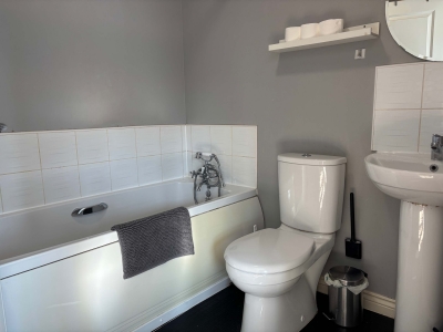 3‑Bed, 3 En‑Suite Home | Parking & Fast WiFi