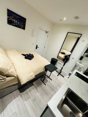 Flat w/ full bathroom + kitchen