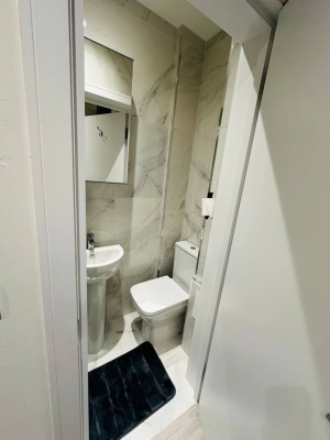 Flat w/ full bathroom + kitchen