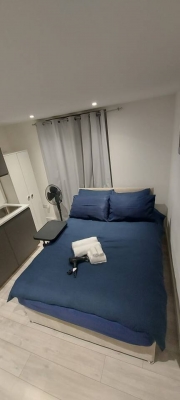 Flat w/ full bathroom + kitchen